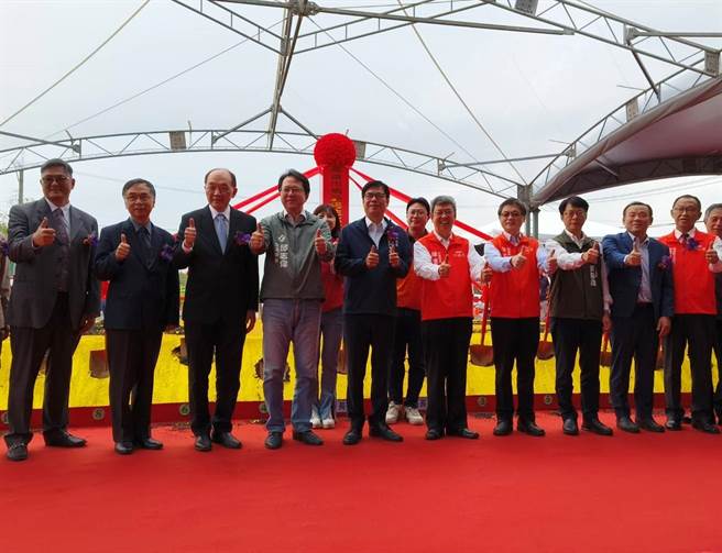 高雄市桥头再生水厂兴建移转营运案今天举行开工动土典礼，行政院长陈建仁、高雄市长陈其迈等人蒞临参加。（林雅惠摄）