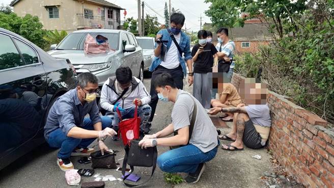 虎尾分局及斗南分局合力缉捕药头陈男（打马赛克者），车上搜出２把改造枪枝及子弹。（虎尾分局提供）