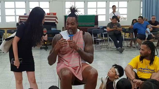 霍華德今天赴宜蘭拜訪偏鄉小學，並穿上原民服飾與學生互動。（民眾提供）