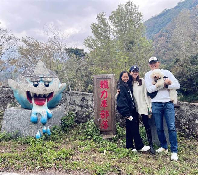 蔡逸帆(中)带着丈夫、女儿到部落体验大自然。（艾迪升传播提供）