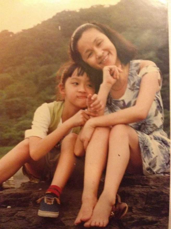 蔡逸帆（左）童年依偎在妈妈的怀中。（艾迪升传播提供）