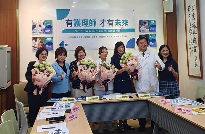 今天是国际护师节，跨党派立委向护理团体献花，感谢护理师辛劳守护全民健康。（王家瑜摄）