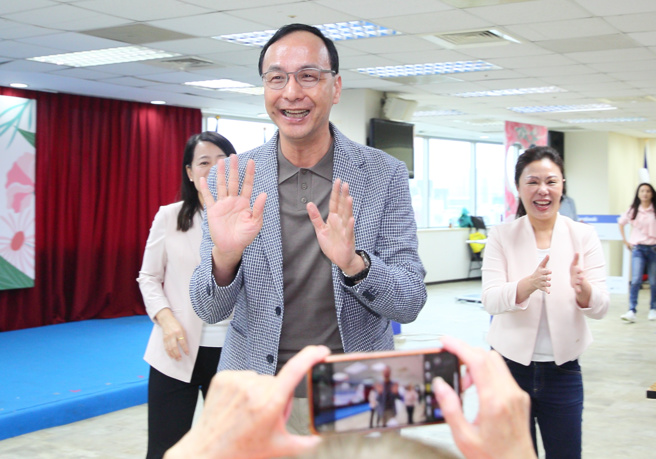 爭取國民黨提名總統大選的鴻海創辦人郭台銘與民眾黨主席柯文哲日前密會，國民黨主席朱立倫（中）表示，擔心郭柯見面的應該是民進黨，國民黨就是要團結在野力量。（張鎧乙攝）