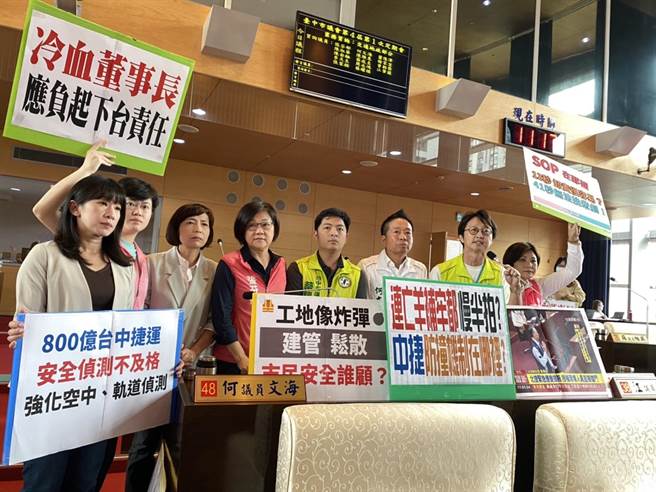 台中市绿营议员今天交通地政业务质询时，要求中捷代理董事长林良泰下台。（张亦惠摄）