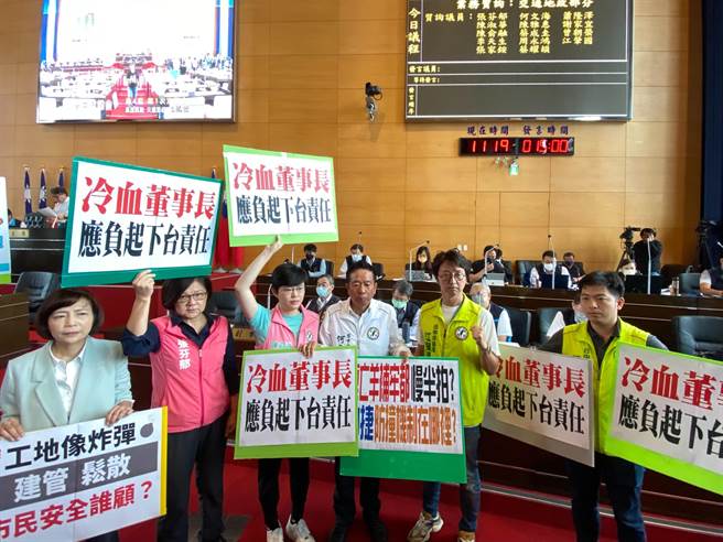 台中市绿营议员今天交通地政业务质询时，要求中捷代理董事长林良泰下台。（张亦惠摄）