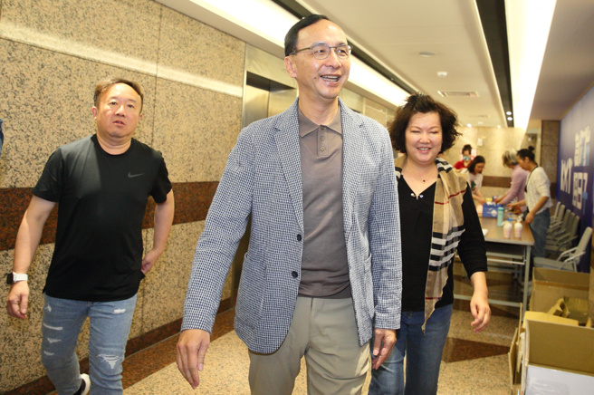 争取国民党提名总统大选的鸿海创办人郭台铭、新北市长侯友宜12日一早在板桥慈惠宫合体，两人互动热络。国民党主席朱立伦（中）表示，蓝军看到这个画面都很开心，绿营则是想要见缝插针，但国民党就是一步一脚印，团结胜选。（张铠乙摄）