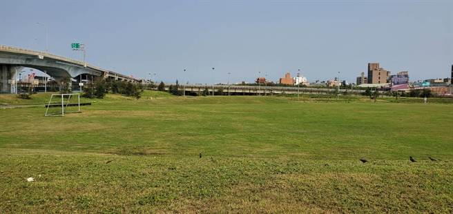 市府12日表示，经检视后发现，前市府先前说法言过其实，造成误会，评估该场地短期内无法升级为正规比赛场地，将改善成公园使用。（新竹市政府提供／王惠慧新竹传真）