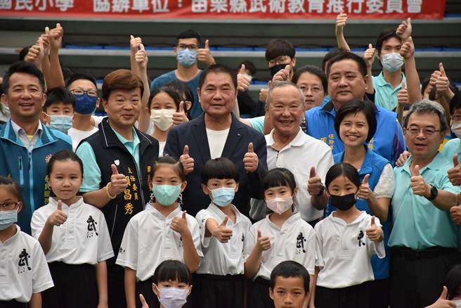 2023年苗栗县长杯传统武术比赛，12日在苗栗巨蛋体育场登场，苗栗县长锺东锦到场鼓励小朋友练武强身。（谢明俊摄）