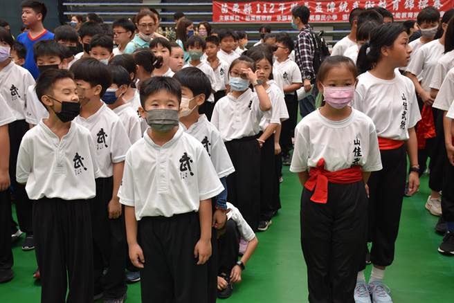2023年苗栗县长杯传统武术比赛，12日在苗栗巨蛋体育场登场，今年共有26校近4百名小选手参加。（谢明俊摄）