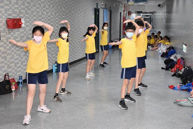 2023年苗栗县长杯传统武术比赛，12日在苗栗巨蛋体育场登场，小选手利用空檔加紧练习。（谢明俊摄）