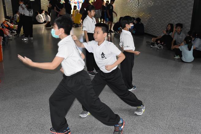 2023年苗栗县长杯传统武术比赛，12日在苗栗巨蛋体育场登场，小选手利用空檔加紧练习。（谢明俊摄）