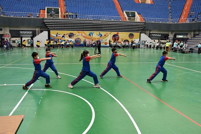 2023年苗栗县长杯传统武术比赛，12日在苗栗巨蛋体育场登场，小选手认真比赛。（谢明俊摄）