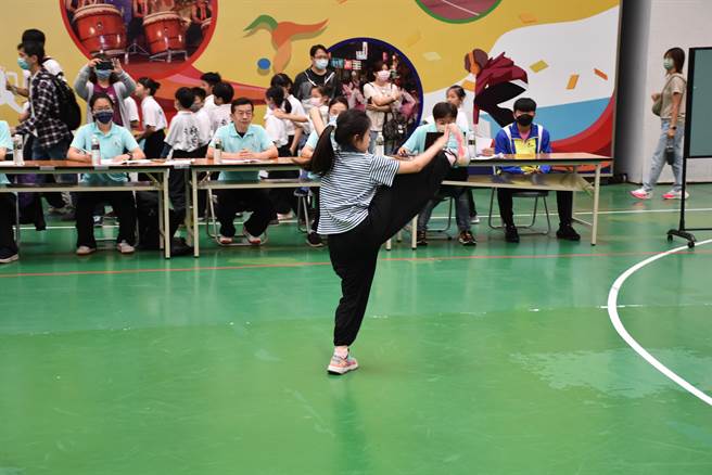 2023年苗栗县长杯传统武术比赛，12日在苗栗巨蛋体育场登场，小选手认真比赛。（谢明俊摄）