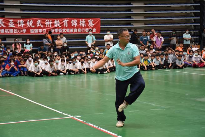 2023年苗栗县长杯传统武术比赛，12日在苗栗巨蛋体育场登场，武术老师示范。（谢明俊摄）