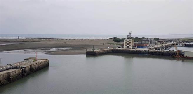 市议员刘康彦指出，新竹渔港南、北堤及港内航道退潮时出现严重积沙。（刘康彦提供／王惠慧新竹传真）