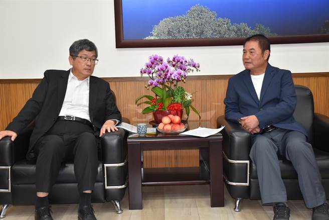 客委会主委杨长镇（左）期望苗栗县政府能加强校园客语推广，县长锺东锦（右）期望增加学生说客语荣誉感来推展校园客语。（谢明俊摄）