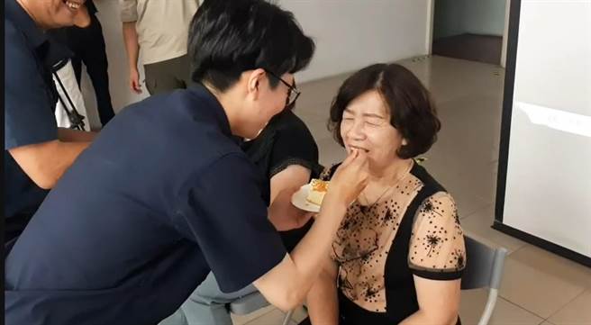 东势警分局波丽士们，大家一同带着感恩的心奉上一杯茶，并喂食劳苦功高的妈妈与老婆，在母亲节感恩仪式中表达自己的心意。（东势警分局提供／张妍溱台中传真）