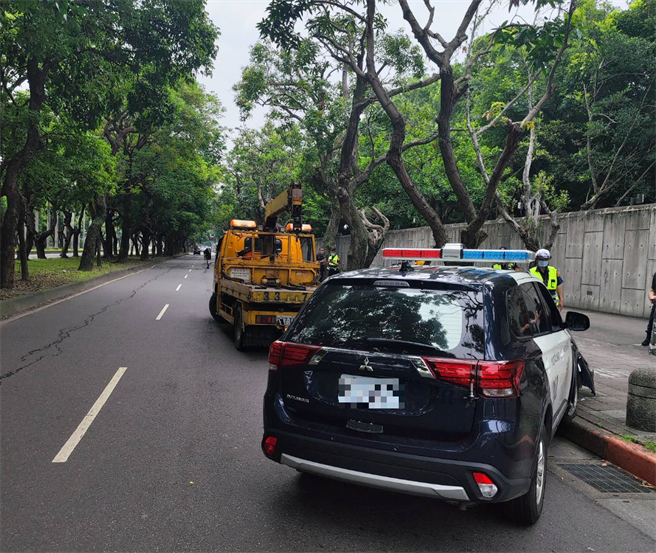 中正二警车自撞人行道，1名员警轻伤。（警方提供）
