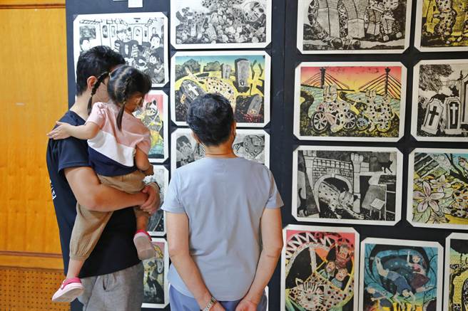 苗栗市大同国小在苗栗艺文中心举办美术班毕业成果展。（苗栗市公所提供／谢明俊苗栗传真）