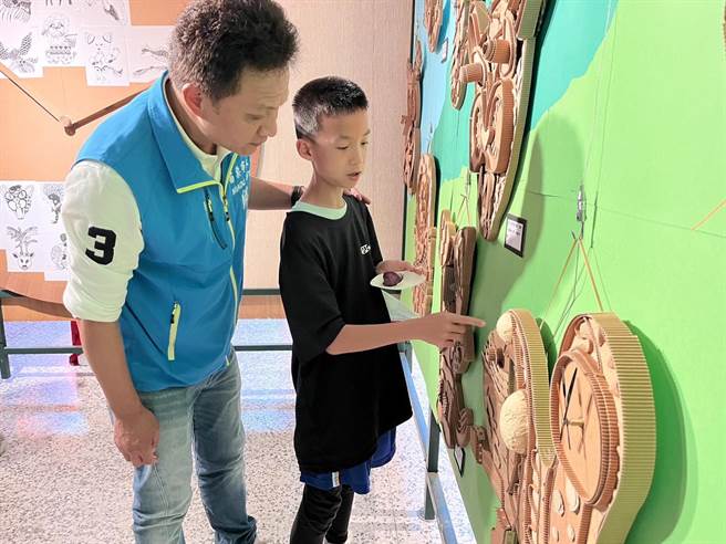 苗栗市大同国小在苗栗艺文中心举办美术班毕业成果展，苗栗市长邱镇军到场观赏并鼓励小朋友继续努力。（苗栗市公所提供／谢明俊苗栗传真）