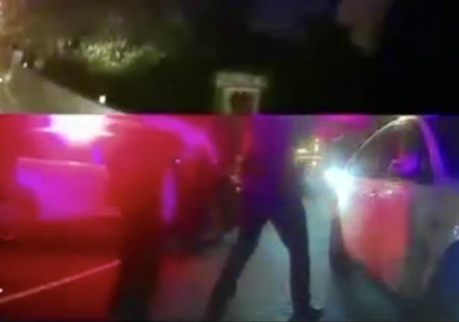 陈姓嫌犯驾驶注销车牌的白色轿车遭衝撞拦捕，还不愿下车，警方踹车门要他下车。（警方提供／杨静茹南投传真）