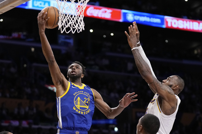 威金斯（左）被爆左肋软骨骨折。（美联社资料照）