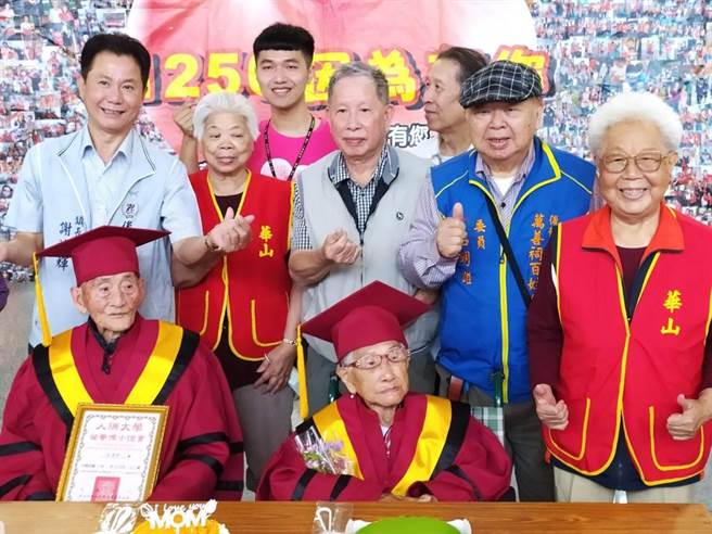 华山基山会在后龙镇公所举办欢度母亲节，后龙镇长谢清辉祝贺全体母亲平安喜乐。（华山基金会提供／谢明俊苗栗传真）