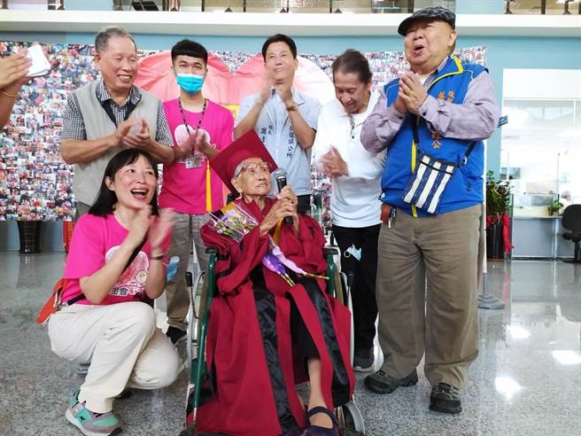 华山基山会在后龙镇公所举办欢度母亲节，后龙镇长谢清辉祝贺全体母亲平安喜乐。（华山基金会提供／谢明俊苗栗传真）