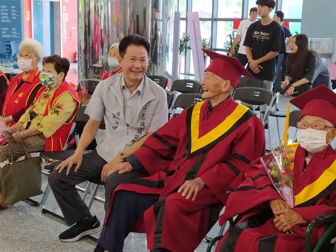 华山基山会在后龙镇公所举办欢度母亲节，后龙镇长谢清辉祝贺全体母亲平安喜乐。（华山基金会提供／谢明俊苗栗传真）