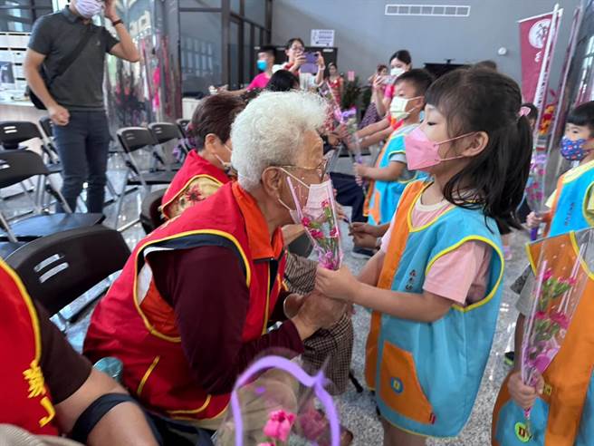 华山基山会在后龙镇公所举办欢度母亲节，小朋友祝贺全体母亲平安喜乐。（华山基金会提供／谢明俊苗栗传真）