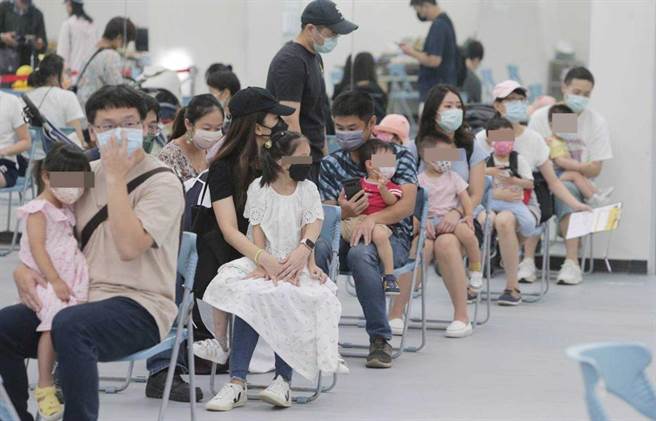 疾病管制署今天表示，13万剂幼儿莫德纳次世代疫苗已完成封缄检验，自5月16日起提供接种。（示意图／赵双杰摄）