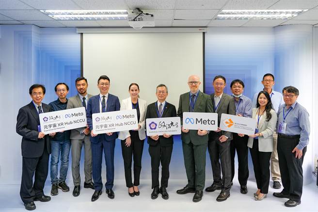 校长李蔡彦(左六)与Meta亚太区公共政策副总裁 Simon Milner(左七)宣布正式成立「传播学院XR中心实验室」。(政大提供)