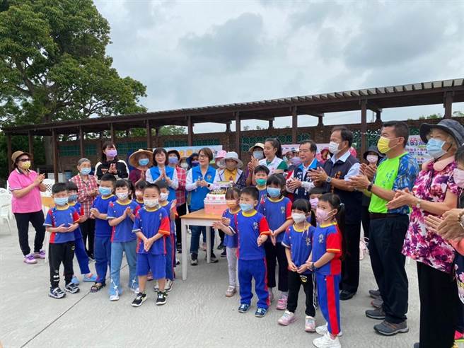 苗栗县卫生局与头份市卫生所12日安排长辈在日新茶园体验制茶。（头份市卫生所提供／谢明俊栗传真）