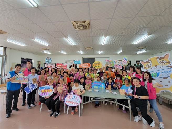 苗栗县卫生局与头份市卫生所12日安排长辈在日新茶园体验制茶。（头份市卫生所提供／谢明俊栗传真）