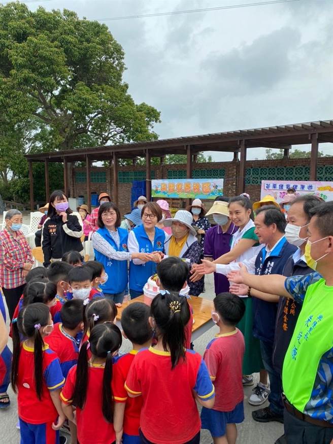 苗栗县卫生局与头份市卫生所12日安排长辈在日新茶园体验制茶。（头份市卫生所提供／谢明俊栗传真）