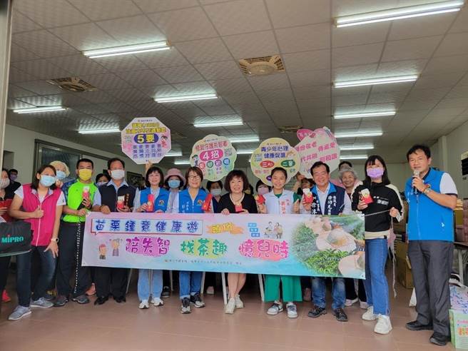 苗栗县卫生局与头份市卫生所12日安排长辈在日新茶园体验制茶。（头份市卫生所提供／谢明俊栗传真）