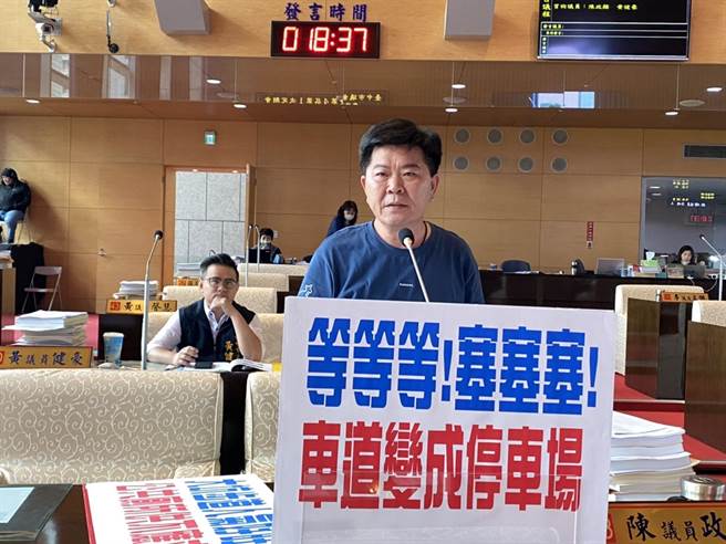 国民党台中市议员陈政显表示，中捷真的是「丢脸丢到家」，都还搞不清楚状况第一时间马上卸责。（张亦惠摄）