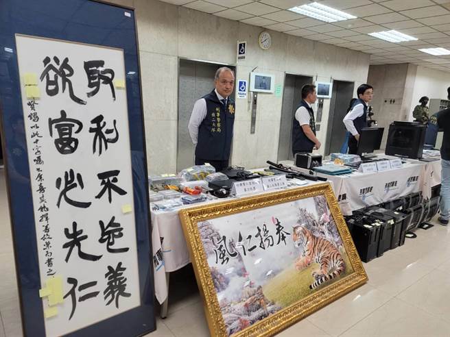 警方查获竹联帮旭仁会陈姓会长等25人，查扣打火机型手枪、霰弹枪子弹3颗、子弹160颗、信号弹、各式刀械、放款资料、监视器、字画匾额及赃款323万余元等证物。(林郁平摄)