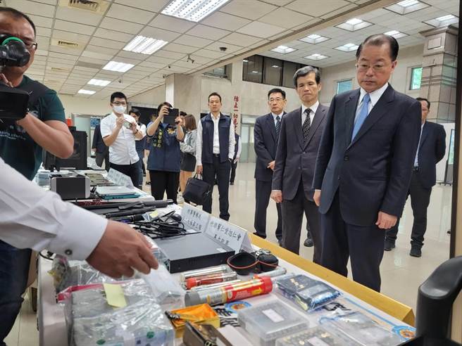 警政署长黄明昭12日下午至刑事局检视查缉成果，强调不容黑道危害社会治安。(林郁平摄)