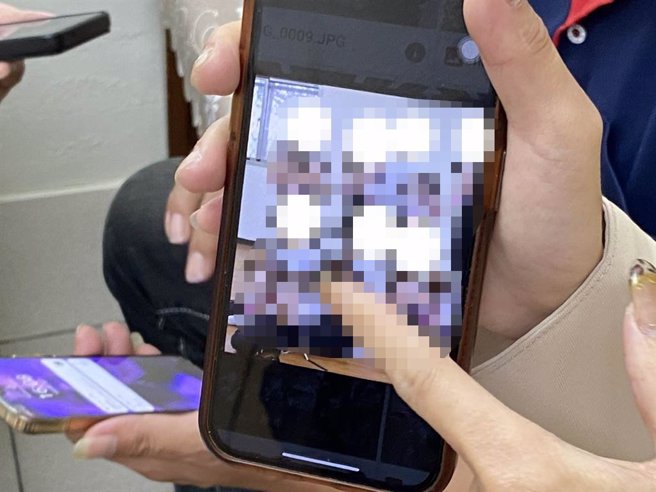 受害学生家长也说陈姓男师还会送女学生玩偶、请吃饭等「奖励」方式来吸引她们配合拍照，实在太下流。(翻摄自学生家长手机)
