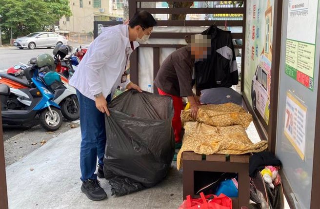 李姓阿嬷酗酒后吵闹，生活习惯差，离家蜗居南投市南基医院的候车亭，县府社劳处经前关心其起居，督促她做好环境整洁。（南投县政府提供／杨静茹南投传真）
