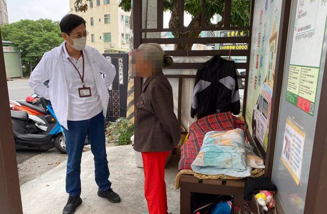 阿嬷喜欢住候车亭，习惯附近生活圈，拒绝县府社会处安置。（南投县政府提供／杨静茹南投传真）
