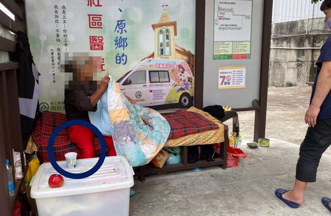 李姓阿嬷蜗居南投市南基医院的候车亭拒绝安置，因为常有朋友来聊天。（南投县政府提供／杨静茹南投传真）