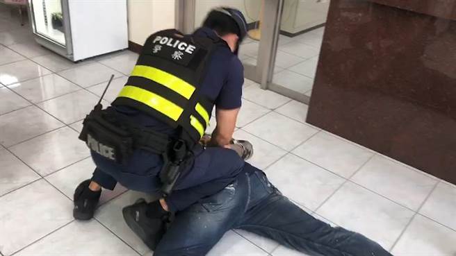 张廷纬将歹徒以柔道「大外割」压制逮捕，演练过程逼真。（丰原警分局提供／张妍溱台中传真）