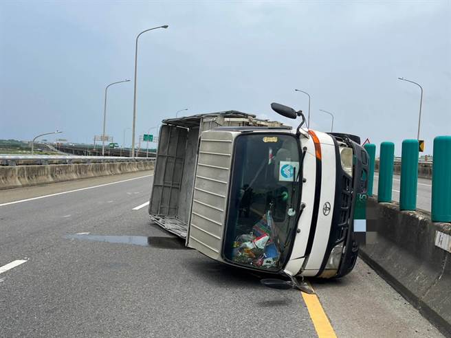 51歲吳姓女子12日中午在西濱快速道路自撞護欄翻覆，所幸自行脫困無受傷。（翻攝照片／蔡明亘桃園傳真）