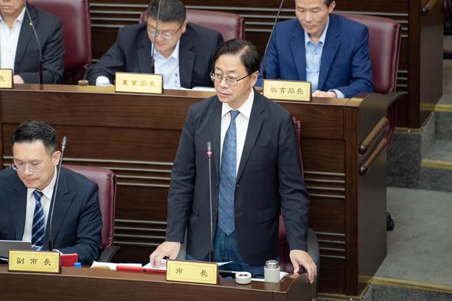 桃园市长张善政表示，人行环境改善是一个复杂的城市治理问题，市府将成立跨局处的城市空间治理会报。（市府提供）