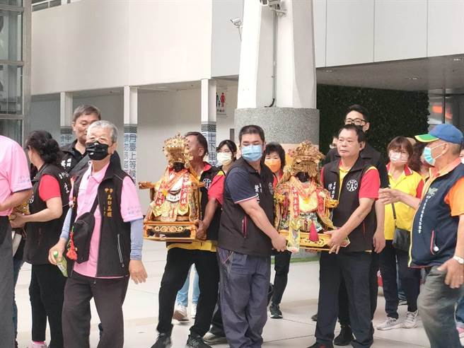 台中六房媽廟12日辦「雙后護捷運 祈福大台中」活動，搭乘捷運出巡，眾人上午8時跟著「捷運媽」、「生意媽」從捷運高鐵台中站出發至北屯總站，再踏上回程，為中捷與乘客祈福。（潘虹恩攝）