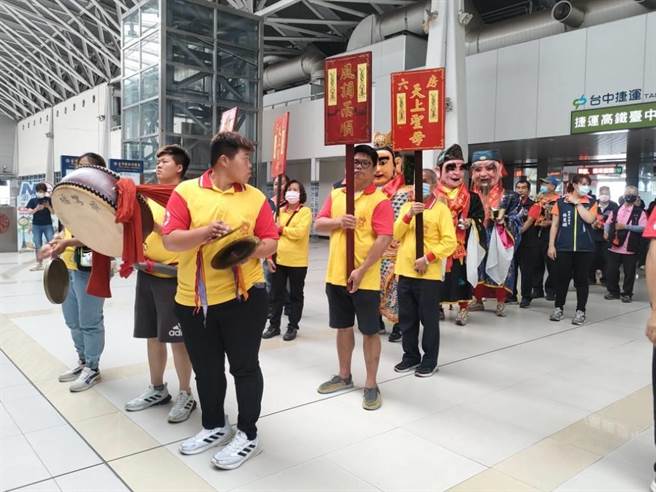 台中六房媽廟12日辦「雙后護捷運 祈福大台中」活動，眾人上午8時跟著「捷運媽」、「生意媽」從捷運高鐵台中站出發至北屯總站，再踏上回程。（潘虹恩攝）