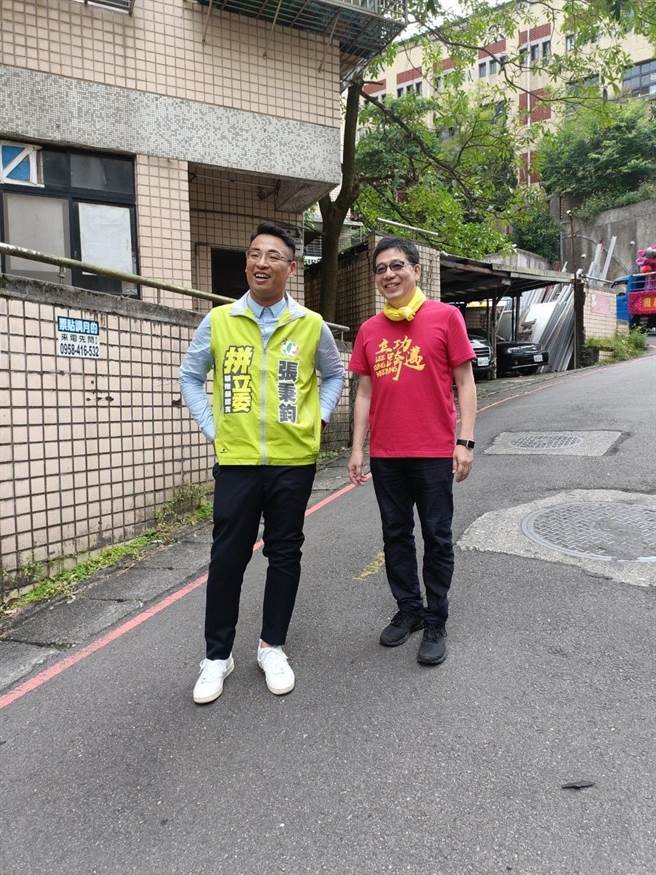 ▲将代表民进党参选基隆立委的市议员张秉钧（左）与表态参选立委的民眾党前秘书长谢立功（右）在「武崙妈」遶境巧遇，并互相勉励。（徐佑升摄）