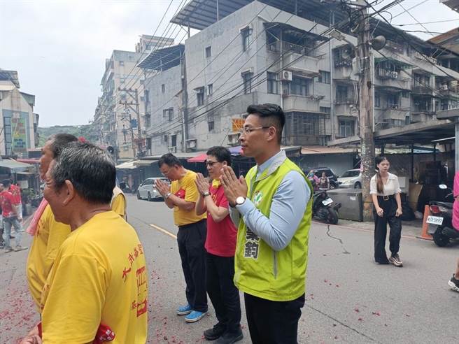▲市议员张秉钧（右）与民眾党前秘书长谢立功（右）共同为基隆市民祈福。（徐佑升摄）